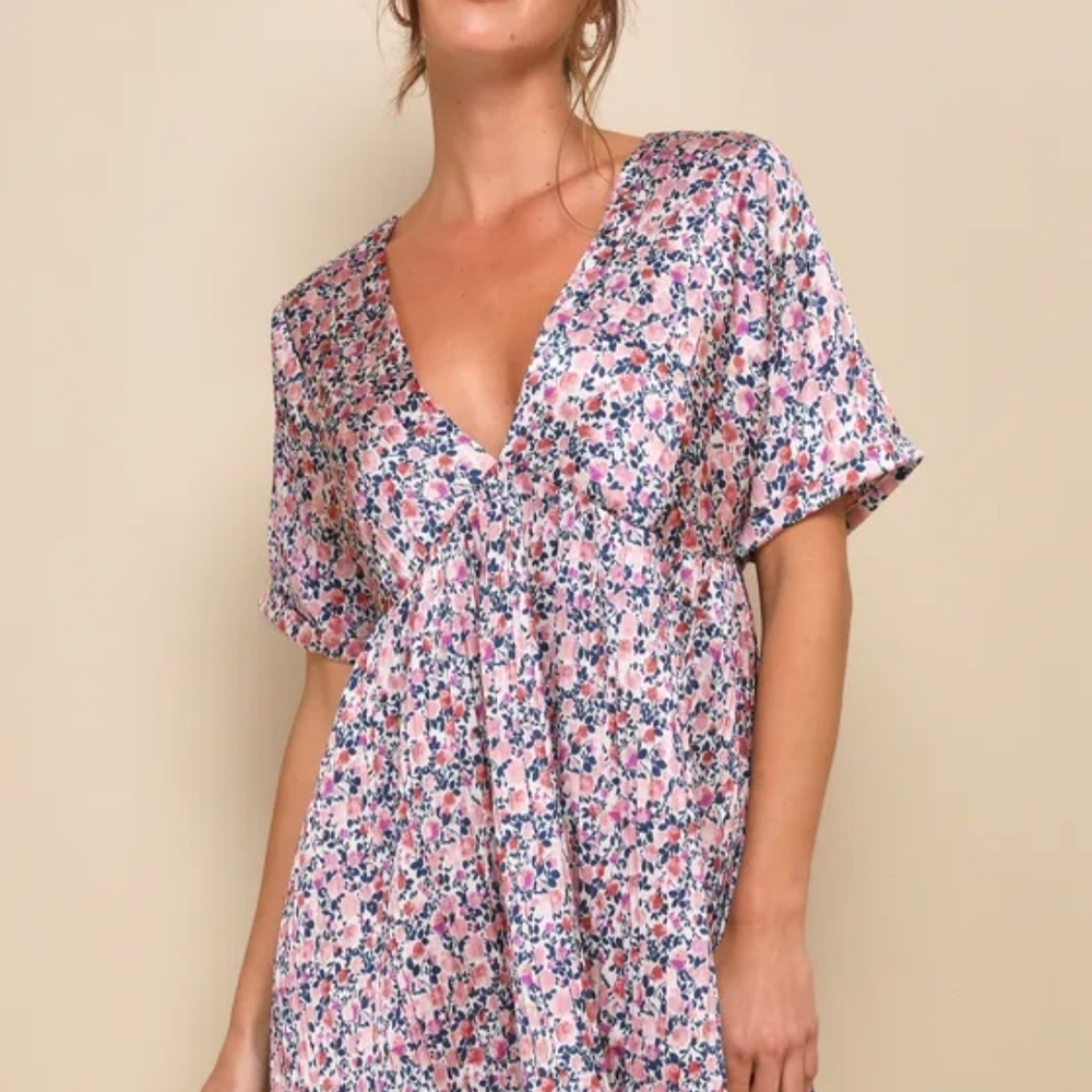 LULUS Express Yourself Blush Pink Floral Satin Low Cut‎ V Neck M Cottage Preppy